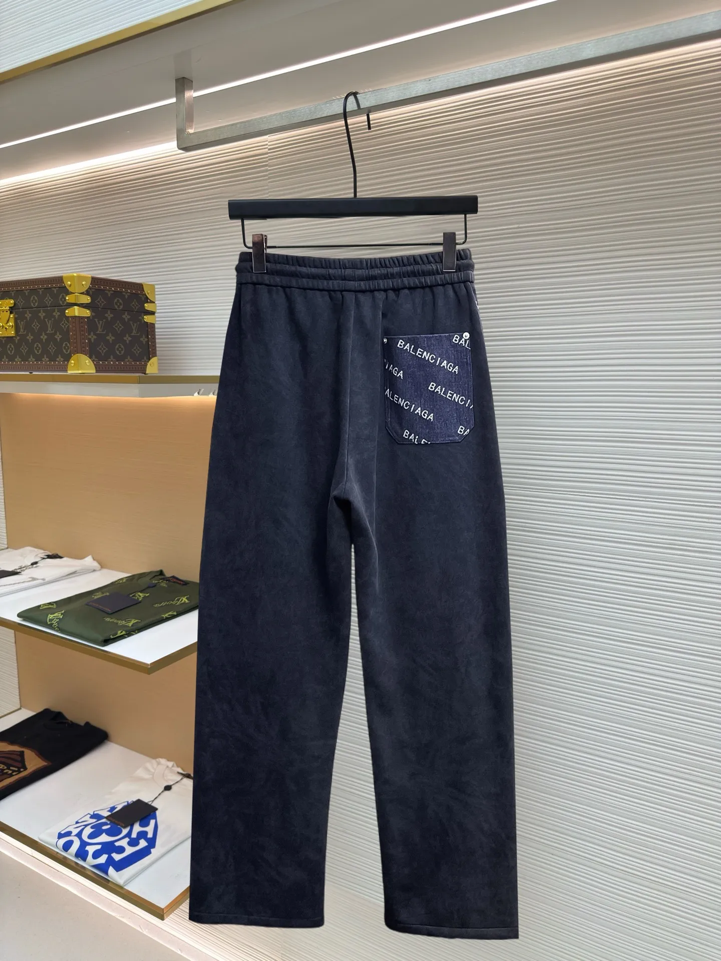 Balenciaga 🆕2026 Autumn and Winter New Arrival Casual Pants! The official website will be released simultaneously. Brand Classic LOGO casual pants, customized fabrics, excellent comfort and strong touch. Highly recognisable, perfect appearance and craftsmanship. Size:M-3XL